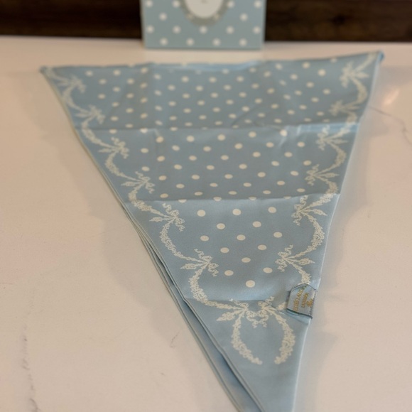 Estee Lauder Accessories - 🩵 NWT ESTEE LAUDER X LADUREE SCARF!